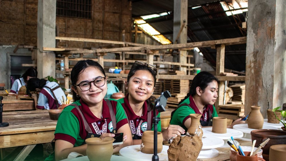 Architecture Students Try Traditional Pottery
